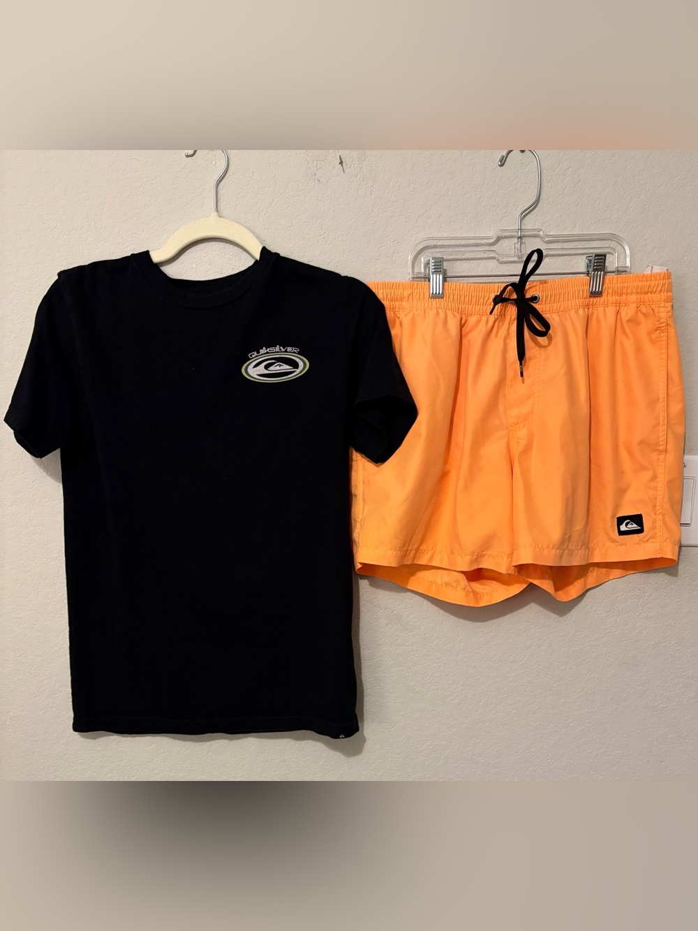 Quicksilver Boys Black T-shirt& Orange Board Shorts Size L/ M